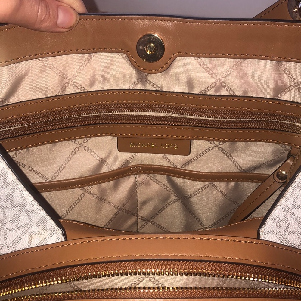 Michale kors purse - Picture 2 of 5